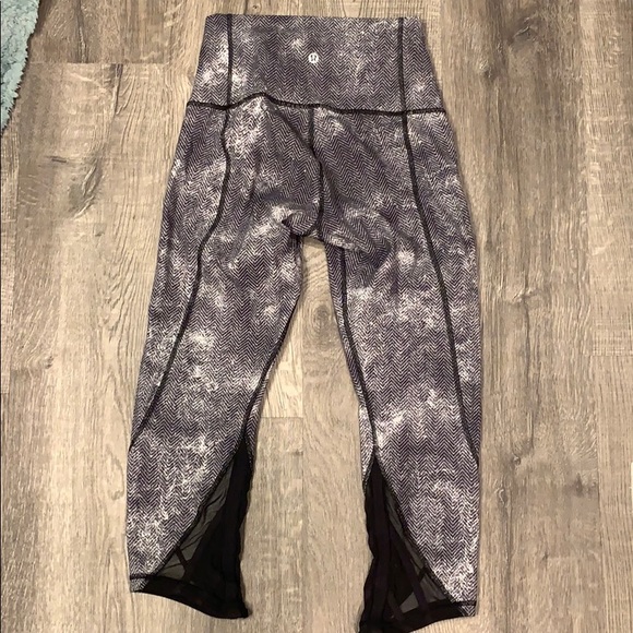 EUC Lululemon Crop Leggings size 6 - Picture 3 of 4